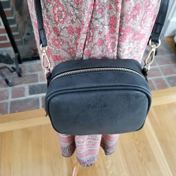 $8 ⭐️ Small Zipper Black Crossbody - Picture 3 of 8